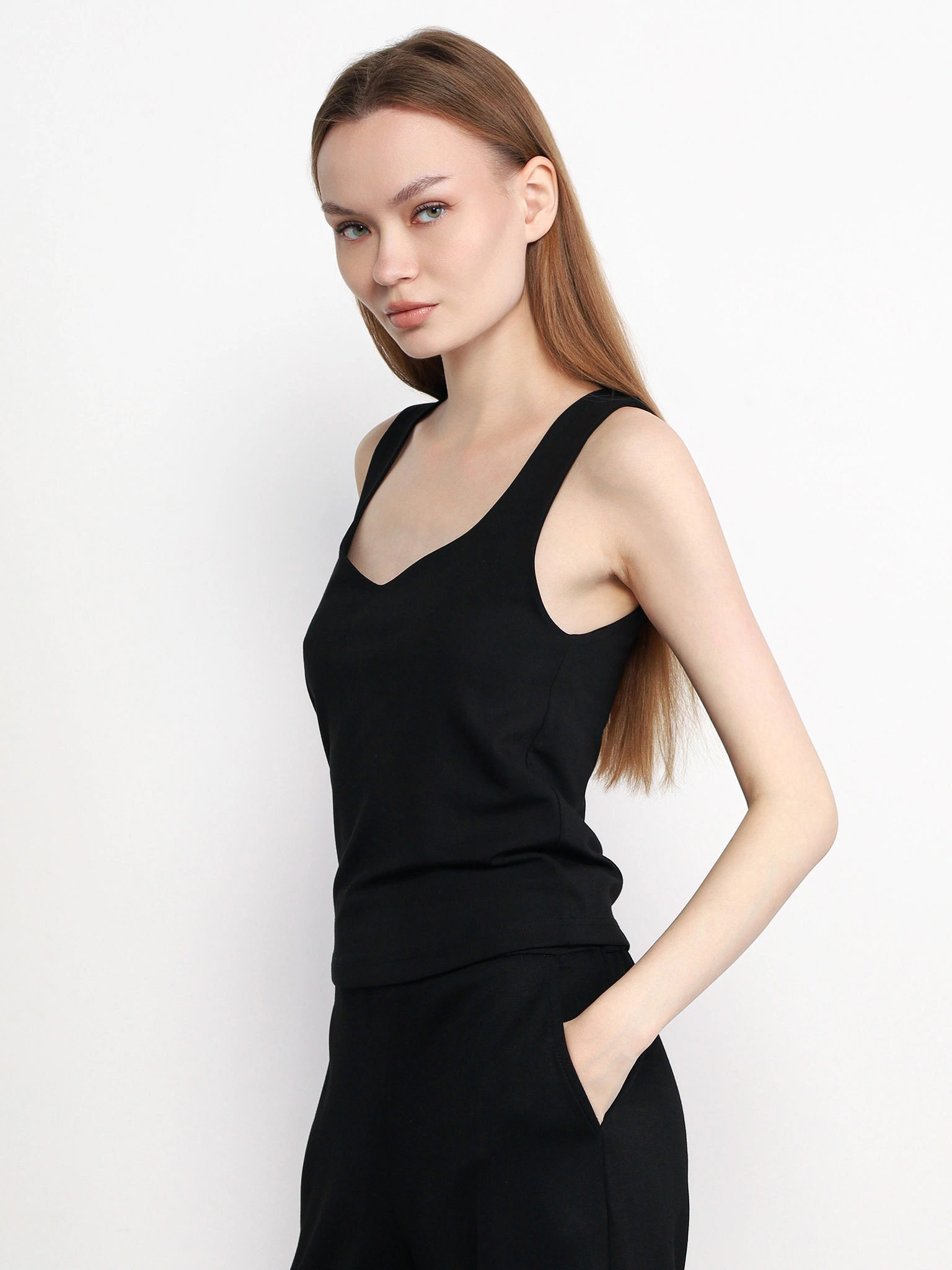 Майка черного цвета прямого кроя